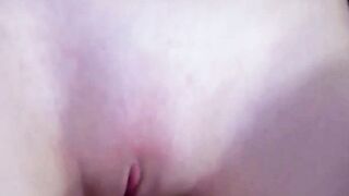 PLOTZLICH SPRITZTE ER IN MEINER MUSCHI UND DANN SPERMA