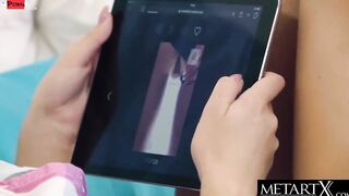 Watch this freaky Bombshell masturbate over her own Bae nude photos