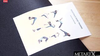 Athletic cunt with mouth takes off her tight yoga pants to masturbate avidly