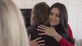 Eliza Ibarra has had a crush on her friend Jessie Saint for years. Every Christmas, she goes to visit Jessie,
