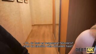 DEBT4k. Maria dient lustvollen Sammlern, um ihre Schulden loszuwerden