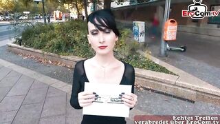 Deutsche Emo Studentin macht Straßen Casting und wird abgeschleppt beim