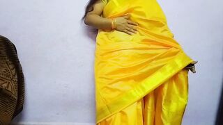 गली में नई पडोसन ने सामान बिठाने के बहाने बुलाया