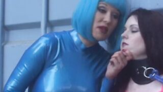Latex Mistress Aradia restrains young dykes before toying