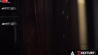 21 SEXTURY - Cutie Blonde Alexa Flexy Washes Off For ROUGH ANAL + CREAMPIE SURPRISE!