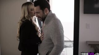 Real estate agent Lilly Bell had an energetic sex