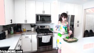MILF stepmom cant cook but love sucking