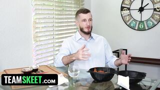 Curvy Latin Delivering cunt with mouth give Turned On Client some Extra Services and Receives a Gigantic Load as a Tip