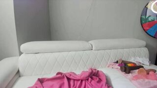 Horny Latina babe got a phat ass to boot