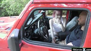 TS hitchhiker Claire Tenebrarum gives bj