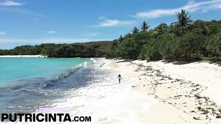 Putri Cinta nakedly strolled along the sandy beach