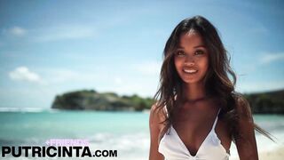 Putri Cinta nakedly strolled along the sandy beach