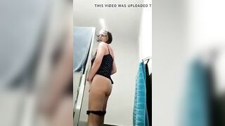 Mamie Gina fait un performance dans la salle de bain