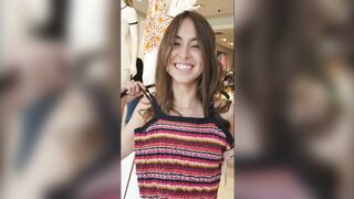 Des Jeunes Filles Beauty S'amusent Dans La Cabine D'essayage