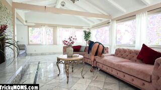 Careful latina MILF stepmom gave handjob
