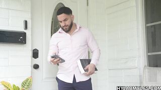 Social media expert helps Arab woman