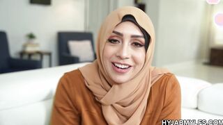 Social media expert helps Arab woman