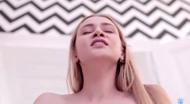 So sleek and beauty into her tight dress with its short miniskirt, Ivi Rein makes her return to Nubiles for