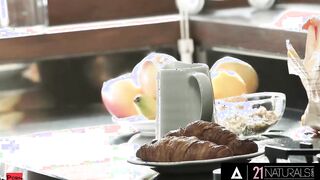 Natural Blondie Starts Her Day With Sex