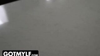 Bombshell Milf Returns Favor With goddess Sex