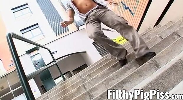 Homo piss lover invites a stranger for a fuck session