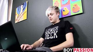 Sexy horny twink Jason Valencia loves hosting a live show