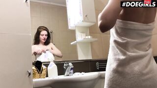 DOEGIRLS - Cutie Ukrainian Sienna Kim Masturbates Underwater