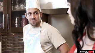 Evelyn Claire Is Turned On For The sexy Chef!