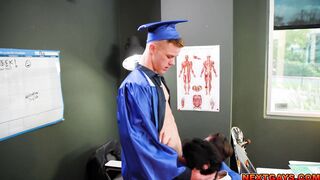 College friends enjoys a threesome fuck sesh