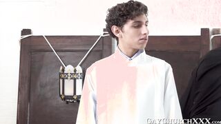 Religious daddy has fun with twink before barebacking him