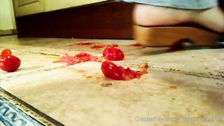 Wooden Sandsal Clogs crush tomatoes