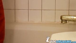 Hot young Boomer Jacoby wanks off and cums all over his feet