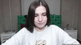 Cute amateur babe solo masturbates on webcam