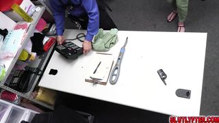 Blonde thief Chloe Rose blow a security guard