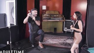 Cutie mom Seduces The Incredible Handsome AV Guy