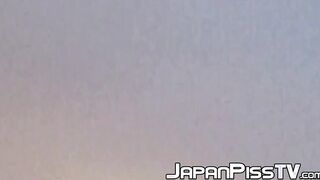 Lucky voyeur catches Asian women piss on camera