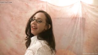 Amateur inside tights seduces and sucks her photographer