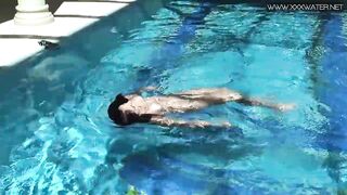 Spanish pornstar Diana Rius is vulgar into the pool