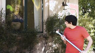 Stepmom accidentally falunting her bombastic boobs