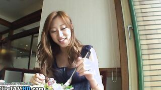 Japanese beautiful babe accepts to give oral sex