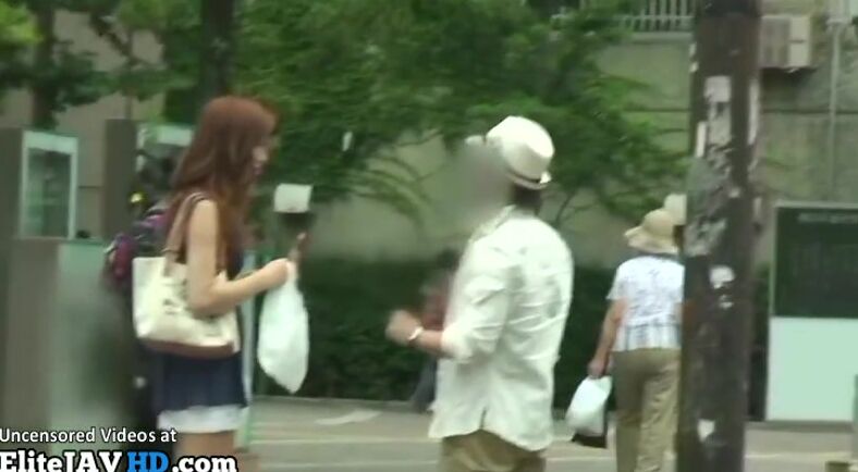Japanese beautiful babe accepts to give oral sex
