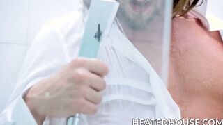 A hot shower sex is what these two horny hunks need