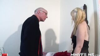 Beauty sexy sucking off an old bro s penis