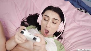 Freeuse Fuck with Hot Gamer Roommate