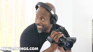 two Incredible Hottie Pornstars (Amirah Styles, Anna Chambers) Fucked The Delivery Man Zaddy - Reality Kings