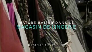 Older rousse, gros seins: Prise dans le magasin de underwear
