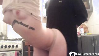 Tattooed blonde babe gives an super sexy blowjob