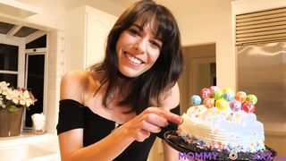 MILF Lexi Foxy hungry for bigcock in birthday throatfuck