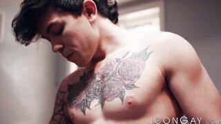 Tattooed Clark Davis fucks Nick Fitt bareback for facial