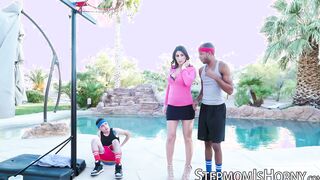 Stepmom Makayla Coxxx craves for BBC and gets it in the ass